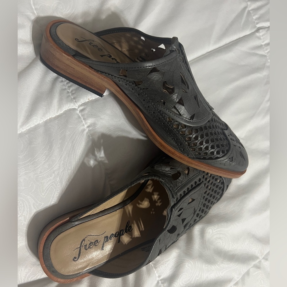 Free People Black Leather Laser-Cut Mule with Natural Wood Sole - Picture 5 of 8